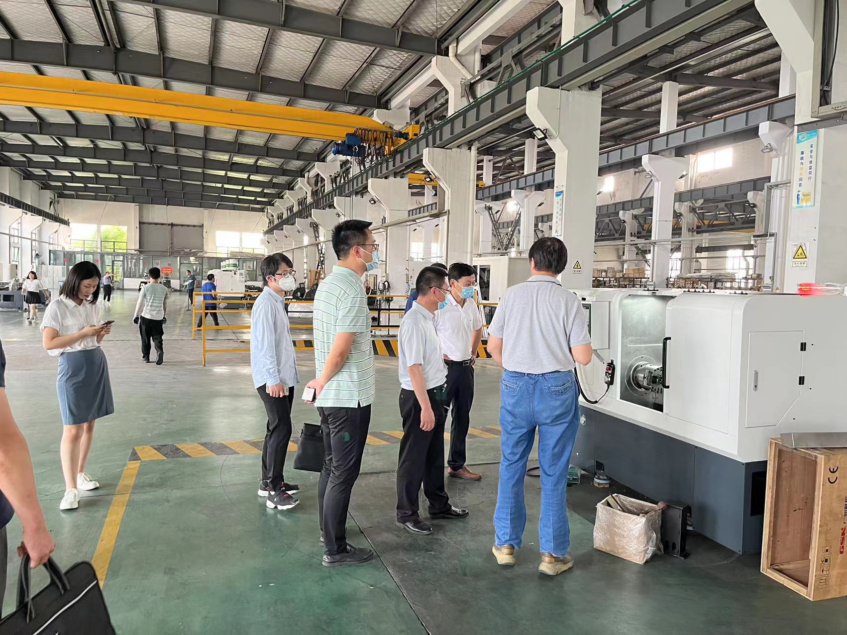 區政府(fǔ)領導來我司(sī)參觀考察，深(shēn)入溝通交流(liú)